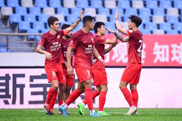 【中超】武磊头球破门后伤退 沧州雄狮0比1上海海港